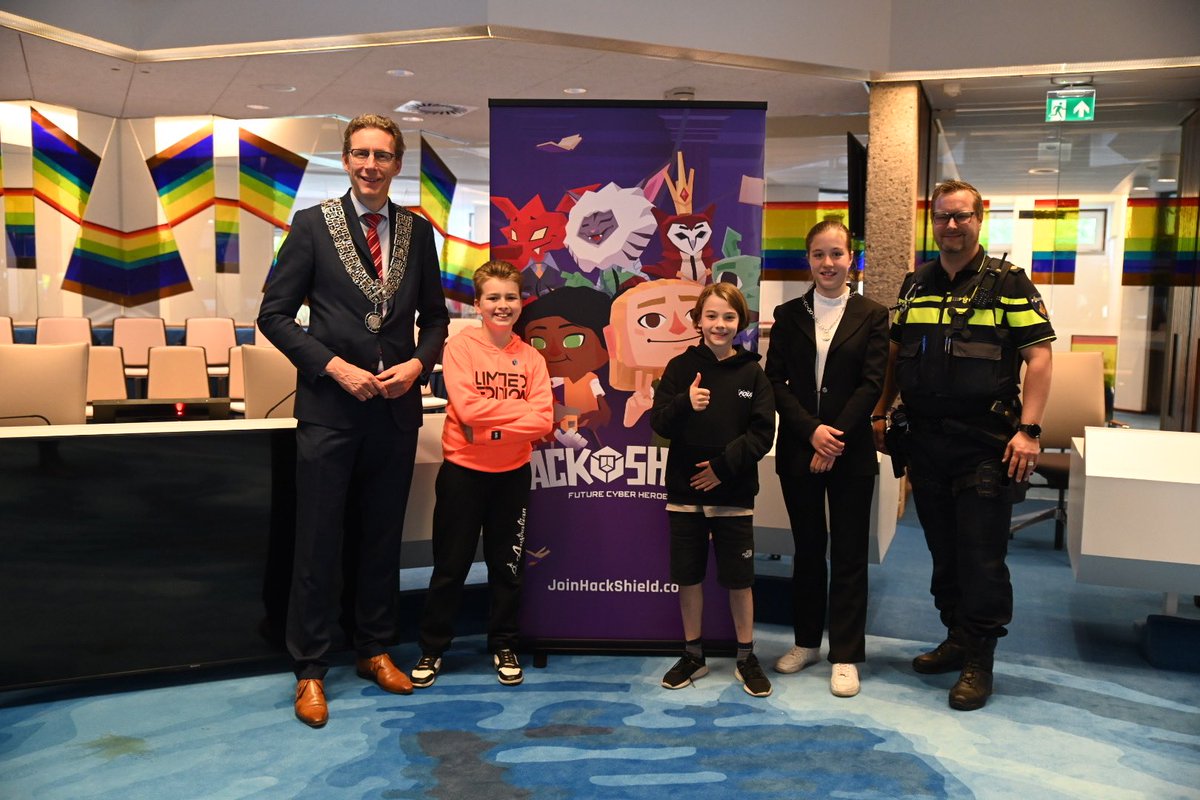 Vanmiddag werden de winnaars van Hackshield feestelijk gehuldigd door onze kinderburgemeester Ilanka en mij in de de raadzaal in <a href="/Gem_Amstelveen/">Gemeente Amstelveen</a>. Via Hackshield leren kinderen spelenderwijs wat gevaren van internet zijn en hoe zichzelf hiertegen kunnen beschermen. Gefeliciteerd.