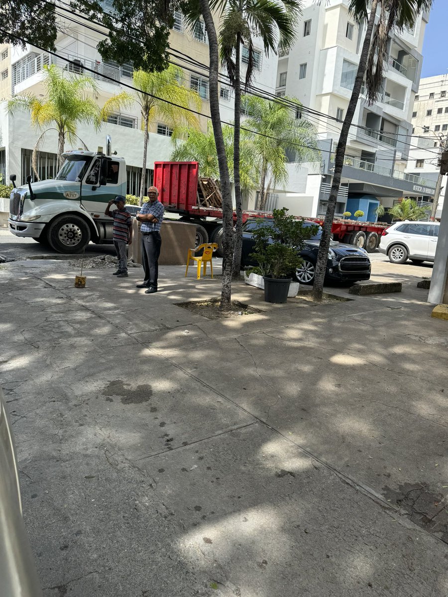 maZaraDESIGN's tweet photo. El dueño de la calle…esta patana decidió cerrar la Calle La Arboleda en Naco, esq. Juan Paradas Bonilla @PoliciaRD @INTRANT_RD https://t.co/Q3WwsfSgsM