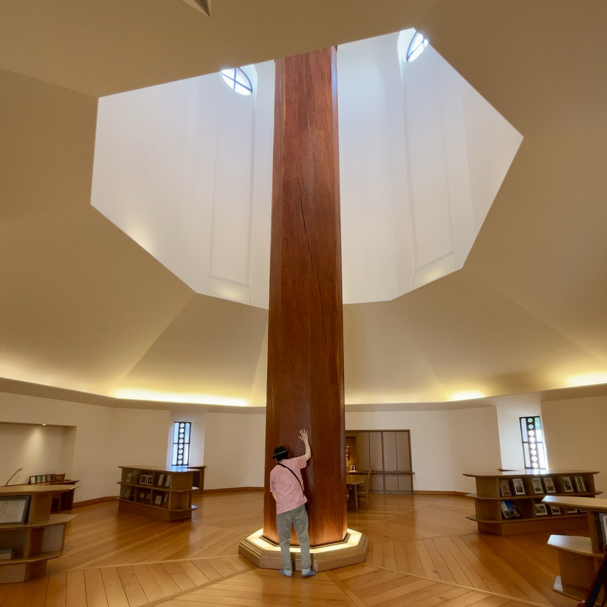 #GalleryA4 の展示のためのリサーチ。まち歩き3日目の今日は、#長谷木記念幹 へ。教会のような建物の中に入ると、大きな空間の中心には樹齢600年を超える大木が。両手のひらから伝わる木の温度。畏怖とともに抱かれるやわらかな感情。何か感動的な体験でした。（※当施設は一般非公開となっています）