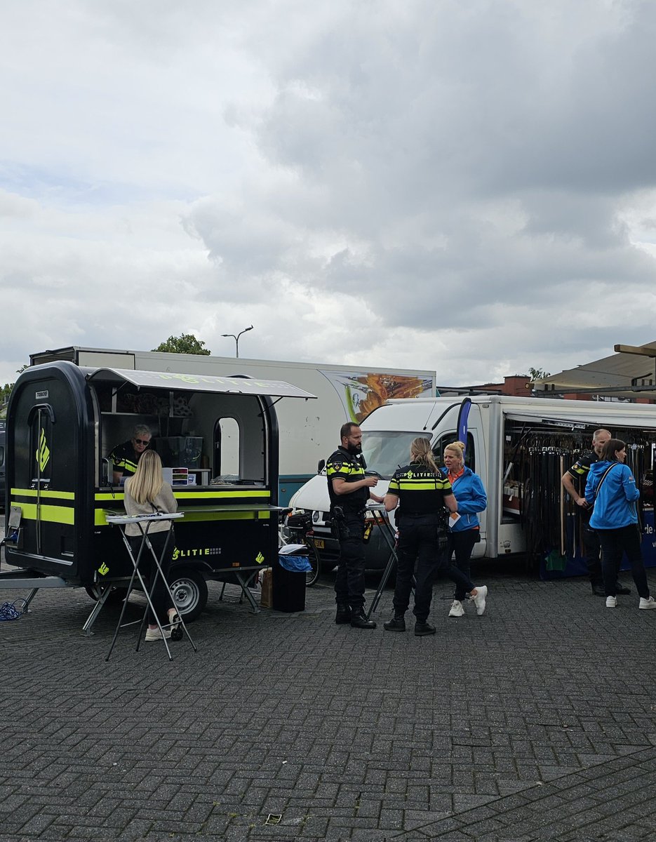 Daar stonden we dan...op de markt in Hendrik-Ido-Ambacht! Vandaag in het teken van cybercriminaliteit, helpdeskfraude, oplichting, babbeltruc. Leuke gesprekken, info gedeeld en koffie gedronken met de bezoekers van de markt.
#babbeltruc #koffiekar #verbinden #samen #Hia