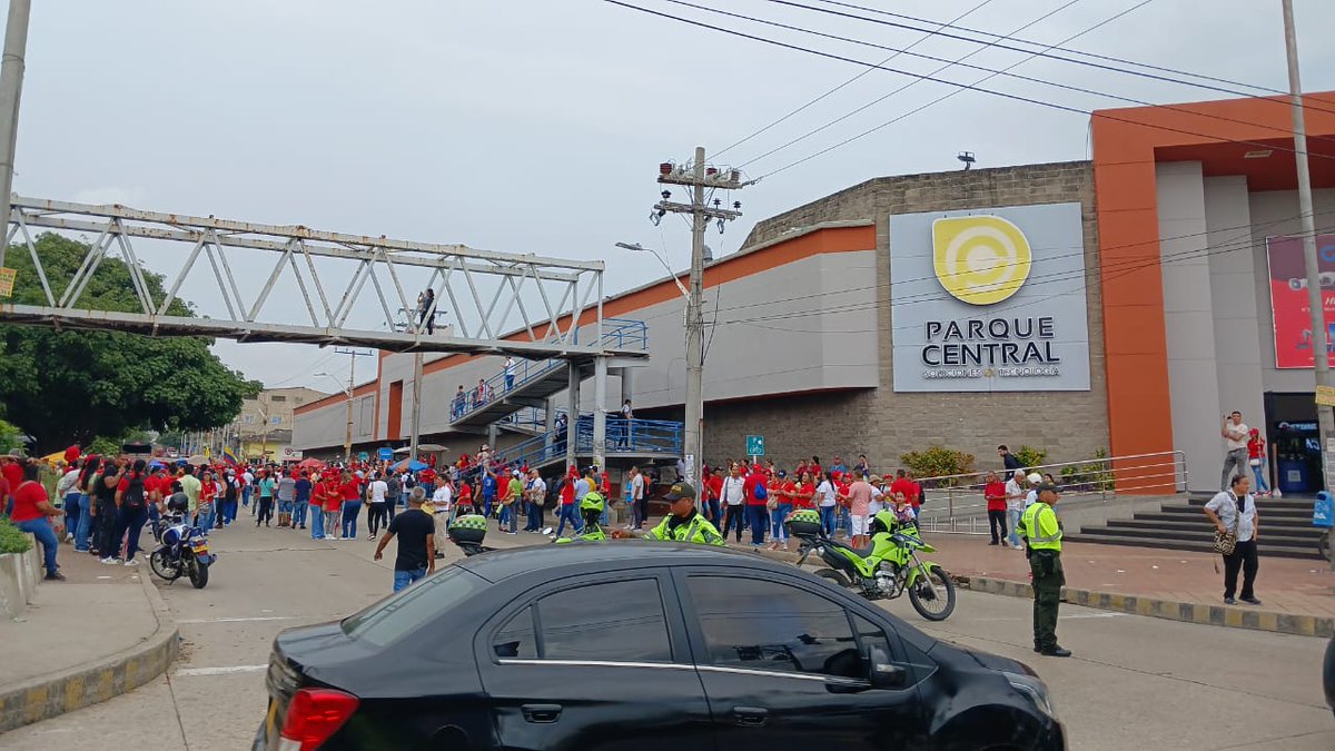 TransitoBaq's tweet photo. #AEstaHora⏰ se presenta cierre de la carrera 43 a la altura de la Universidad del Atlántico. 

La Policía de Tránsito y nuestros orientadores de movilidad realizan los desvíos en la calle 50. https://t.co/MZ5SC8e2lT