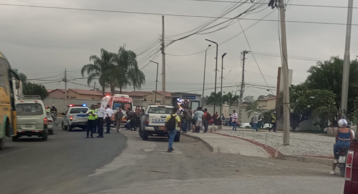 aldiaGuayaquil's tweet photo. Av. León Febreros C, accidente al ingreso de las urb. La Rioja y Villa Italia dejando sin vida a una chica que vivía en la etapa Florencia de #VillaItalia 
Hasta cuando se pierden más vidas sr Alcalde?
Se necesita urg un paso peatonal y bordillos ud lo prometió @WilsonCanizares https://t.co/QjPsHC1BK3