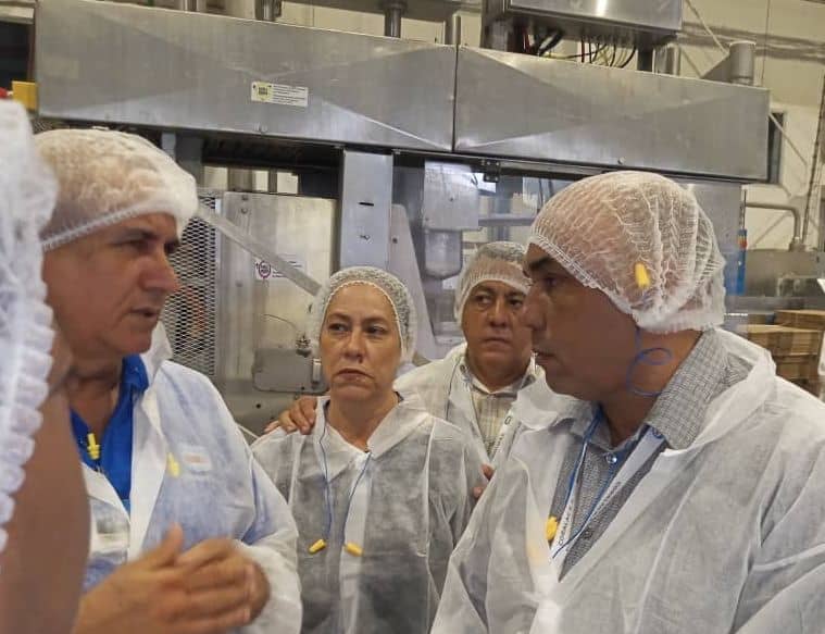 coralsacuba's tweet photo. 📌 Recibe la #FamiliaAzul de @Coralac_SA, visita de @AlbertoLopezcu, titular de la industria alimentaria. Acompañado por @NelsonAriasMor1 y su equipo de trabajo, intercambiaron con jóvenes y trabajadores que apuestan a seguir sumando logros 💯.
#CoralsaCuba #29AniversarioCoralsa https://t.co/OPNRtSl1nQ