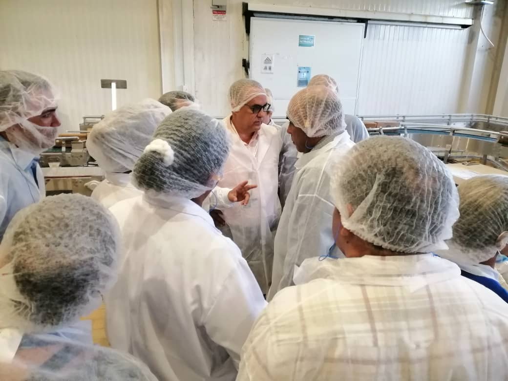 coralsacuba's tweet photo. 📌 Recibe la #FamiliaAzul de @Coralac_SA, visita de @AlbertoLopezcu, titular de la industria alimentaria. Acompañado por @NelsonAriasMor1 y su equipo de trabajo, intercambiaron con jóvenes y trabajadores que apuestan a seguir sumando logros 💯.
#CoralsaCuba #29AniversarioCoralsa https://t.co/OPNRtSl1nQ
