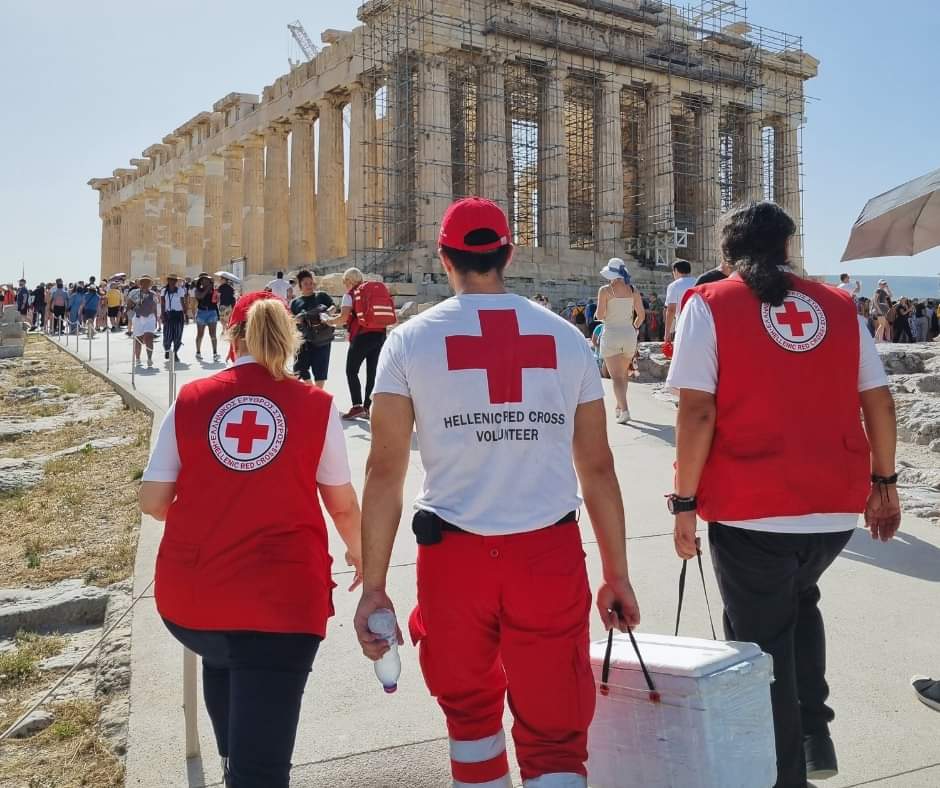 RodeKruis's tweet photo. Het is bloedheet in Griekenland. Temperaturen stijgen tot 40 graden en dat kan gevaarlijk zijn.

Het @greekredcross deelt water uit aan bezoekers van de Akropolis in Athene en helpt bij de tientallen noodincidenten door het warme weer.

#beattheheat https://t.co/zfFhC9lJXk