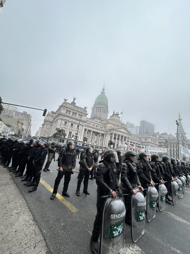 TugoNews's tweet photo. La verdadera casta se esconde atrás de la policía https://t.co/9kTNgJBgXP