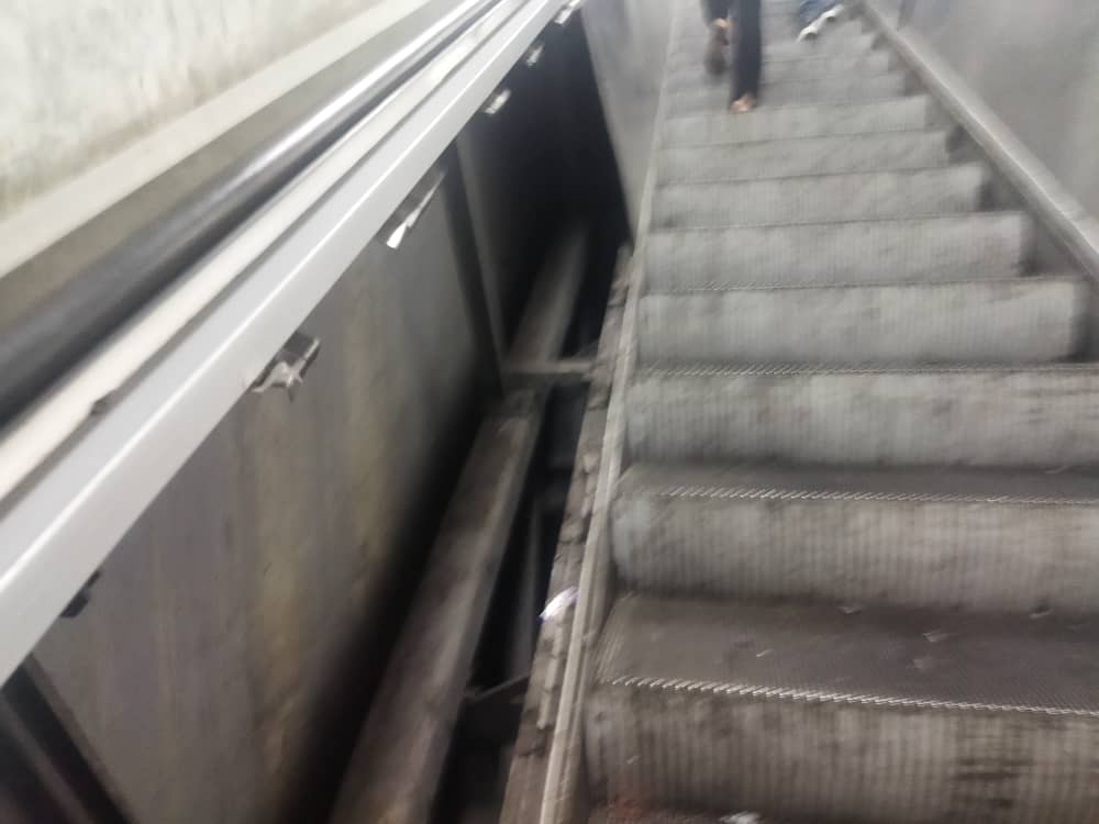 HacemosComunid's tweet photo. Usuarios de la estación Pérez Bonalde pasan trabajo para acceder o salir del subterráneo por inoperatividad de las escaleras mecánicas. Teresa Vacca, con discapacidad motora, afirma que desde antes de la pandemia  no usa el #metro por la incomodidad de mover  la silla de ruedas. https://t.co/UD6fIhtgXZ