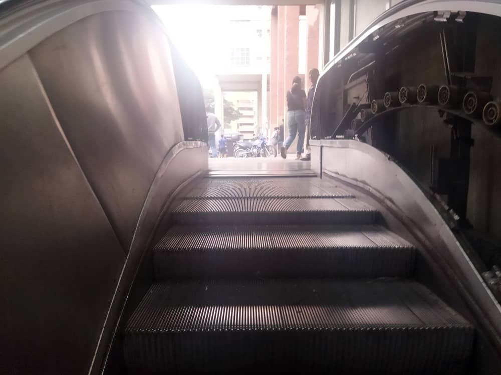 HacemosComunid's tweet photo. Usuarios de la estación Pérez Bonalde pasan trabajo para acceder o salir del subterráneo por inoperatividad de las escaleras mecánicas. Teresa Vacca, con discapacidad motora, afirma que desde antes de la pandemia  no usa el #metro por la incomodidad de mover  la silla de ruedas. https://t.co/UD6fIhtgXZ