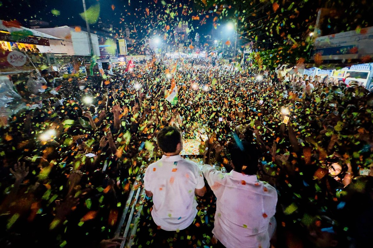 INCKerala's tweet photo. Truly incredible!  

A massive, spontaneous crowd surged to warmly welcome Shri @RahulGandhi at Mattannur! https://t.co/i7if8hmto0