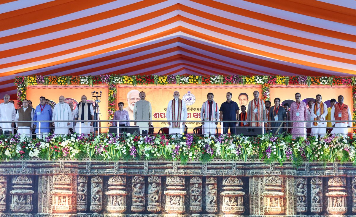 ओडिशा में नवगठित भाजपा सरकार के मुख्यमंत्री श्री <a href="/mohanmajhi_BJP/">Mohan Charan Majhi</a> जी, उपमुख्यमंत्री श्री <a href="/KVSinghDeo1/">Kanak Vardhan Singh Deo (Modiji Ka Parivar)</a> जी व श्रीमती @Pravatipridabjp जी और सभी मंत्रीगणों को शपथग्रहण की बधाई देता हूँ। 

दशकों बाद ओडिशा को एक ऐसी सरकार मिलने जा रही है, जिसके केंद्र में ओडिशा का सांस्कृतिक संवर्द्धन,