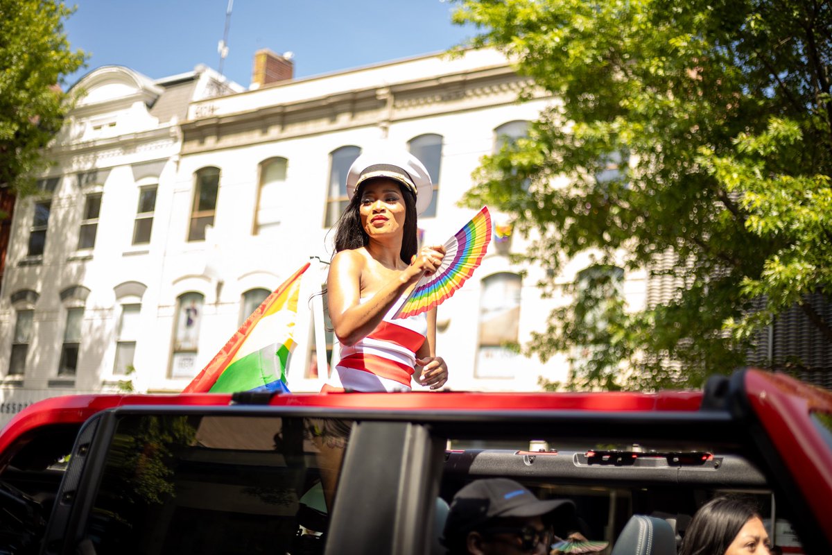 GoldnGoddssLocs's tweet photo. Some of my favorite shots from @CapitalPrideDC 🥰🏳️‍🌈 https://t.co/NxwosB1Zvj