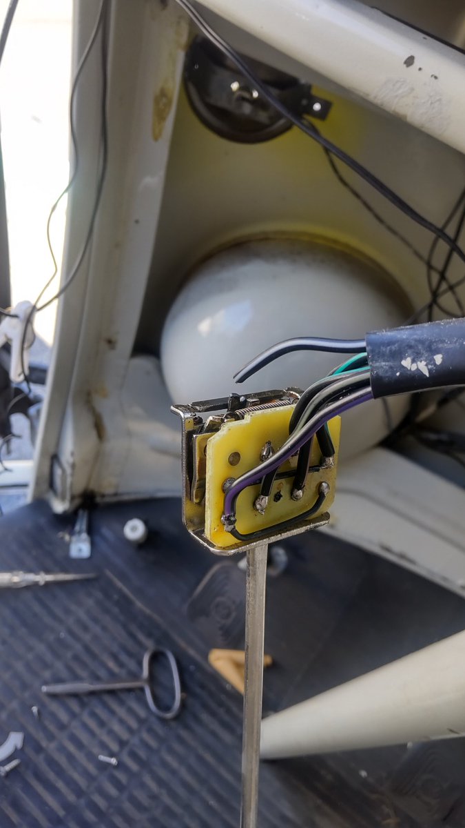 hossan_TK9004's tweet image. 最近妙に左のウインカーがハイフラすんな…と思ったら、左のウインカーだけ点滅してなかった。。（大汗）

ショップに見てもらったら、スイッチが中で断線してた。
なるほど断線して抵抗値が下がったのでハイフラになったわけか。

早速その場でハンダ付けして直してもらいました☆
#vwtype2 #vwbus