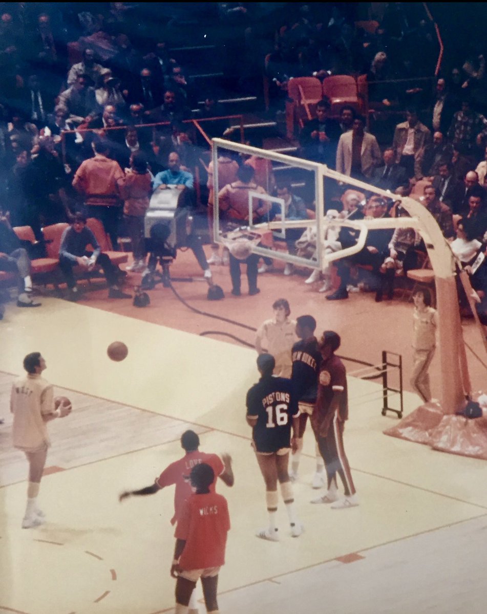 GreggLDaniel's tweet image. My hero died today. Jerry West aka “Mr. Clutch” was one of the greatest players in NBA history. In 1972 I got to meet him and wear the same uniform as a Lakers Ball Boy. My number one childhood memory. Rest In Peace Mr. Clutch.