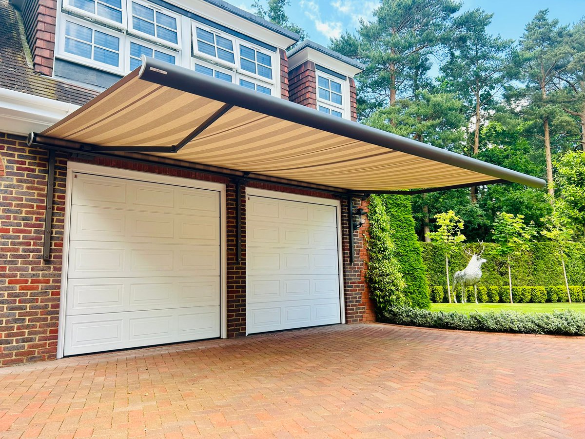 We fitted this Weinor awning to our private client in St George's Hill, Weybridge last week.  The Semina Life is the all rounder among cassette awnings.  It impresses due to its modern, fresh design, combined with Weinor's technology which has been
radiantblinds.co.uk/1-x-motorised-…