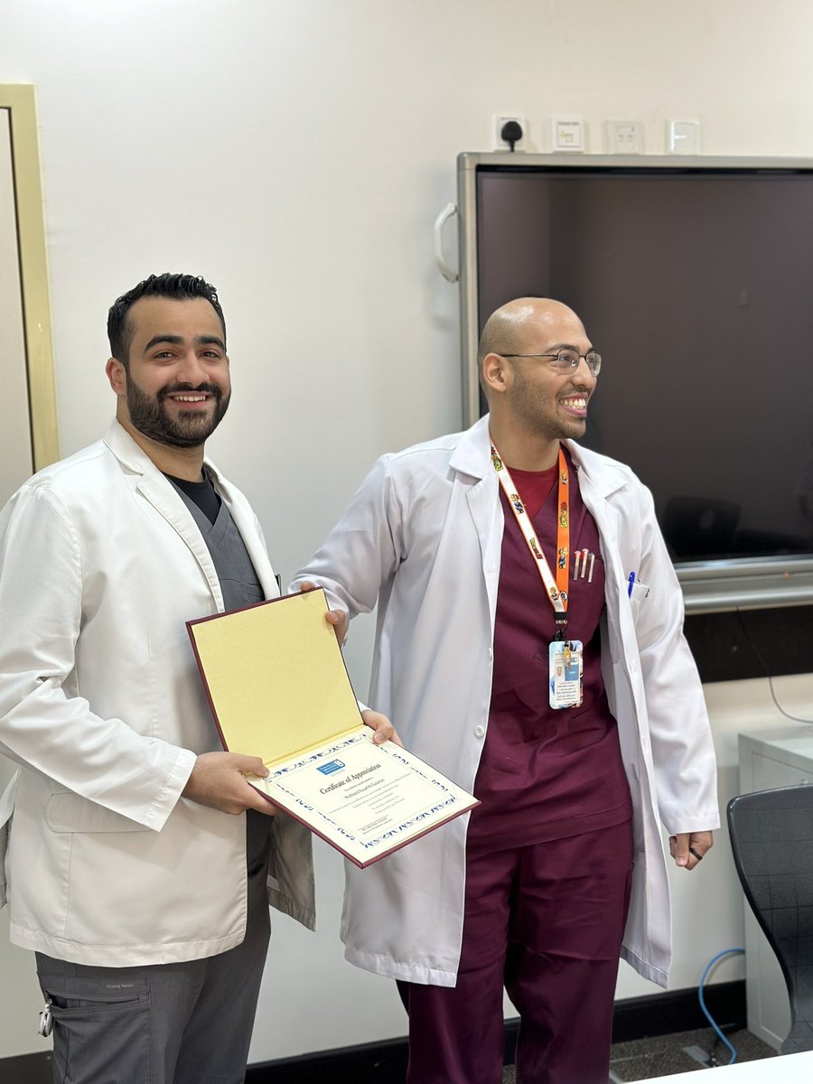 عندما يأتيك التكريم والتشريف من قِبل صديقك ورفيق دربك 🤍

كل الشكر للصديق العزيز  أ.حسن وأيضا كل الشكر لطلبة الامتياز على جهودهم المبذولة وعلى مشاركاتهم ومساهماتهم الفعالة معنا في القسم،، 🌹🙏🏼