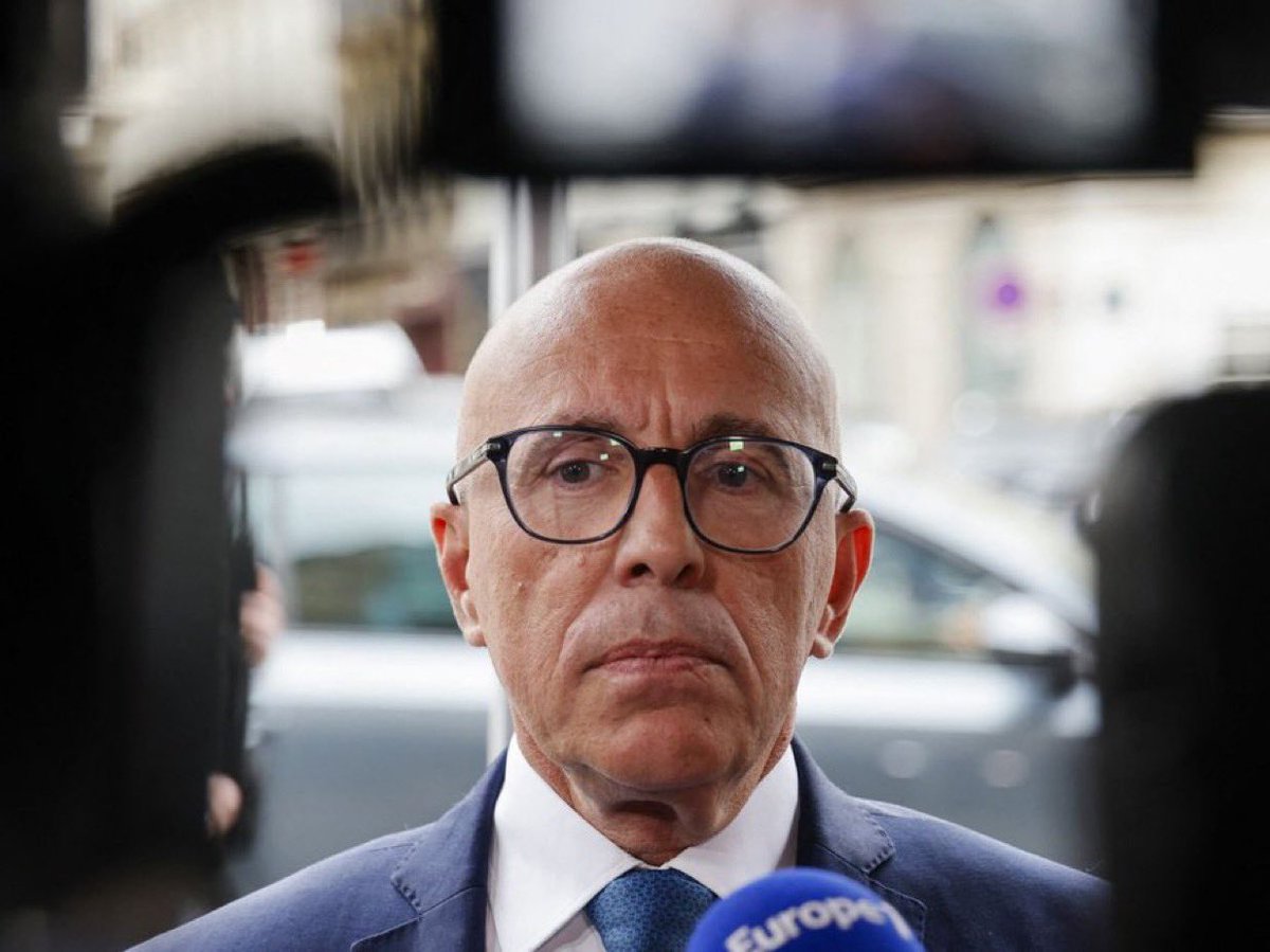 CerfiaFR's tweet photo. 🚨🇫🇷 FLASH | "JE SUIS ET RESTE LE PRÉSIDENT DE NOTRE FORMATION POLITIQUE !" Éric Ciotti refuse son exclusion, qui a été votée à l’unanimité par le bureau politique des #LR. https://t.co/A5wVQE0m2G