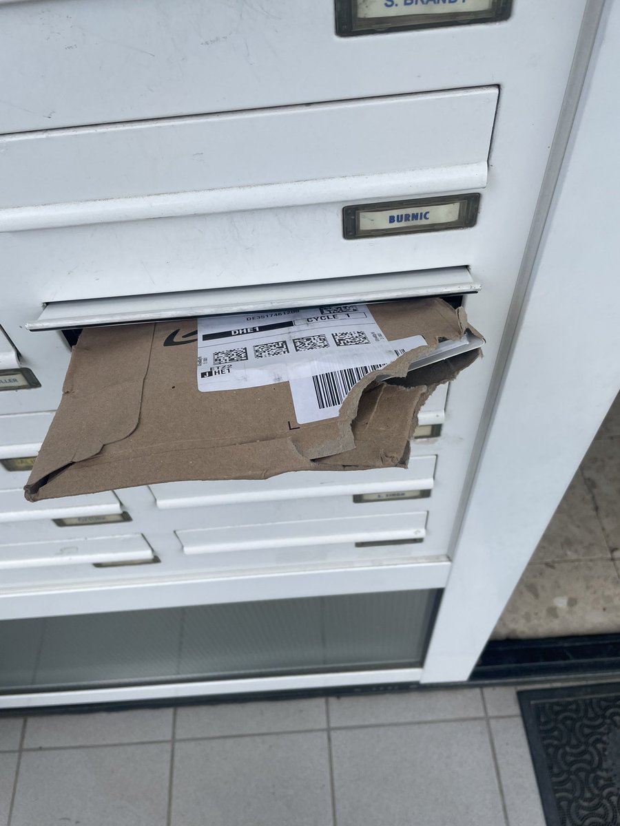 StexpEZ's tweet photo. Danke Amazon dass ihr das Päckchen in den Briefkasten steckt und es so beschädigt, dass die Packung eines scharfen Messers kaputt gegangen ist und mir nach aus dem kaputten Paket durch den Schuh in den Fuß stach! ☺️☺️ https://t.co/kZV9YZlZx3