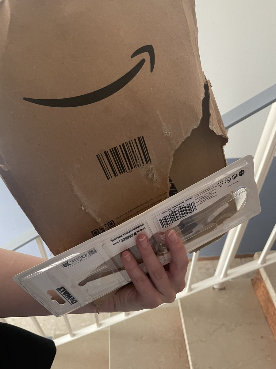 StexpEZ's tweet photo. Danke Amazon dass ihr das Päckchen in den Briefkasten steckt und es so beschädigt, dass die Packung eines scharfen Messers kaputt gegangen ist und mir nach aus dem kaputten Paket durch den Schuh in den Fuß stach! ☺️☺️ https://t.co/kZV9YZlZx3