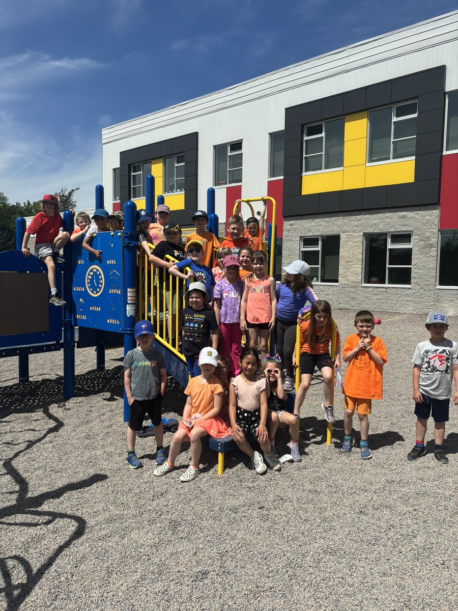 Enjoying the sunshine before lunch! Sporting our orange for our rainbow walk this afternoon! 🌞 🌈 🧡 <a href="/AdmiralsAcad_NL/">Admiral’s Academy Navigators 🏳️‍🌈</a>