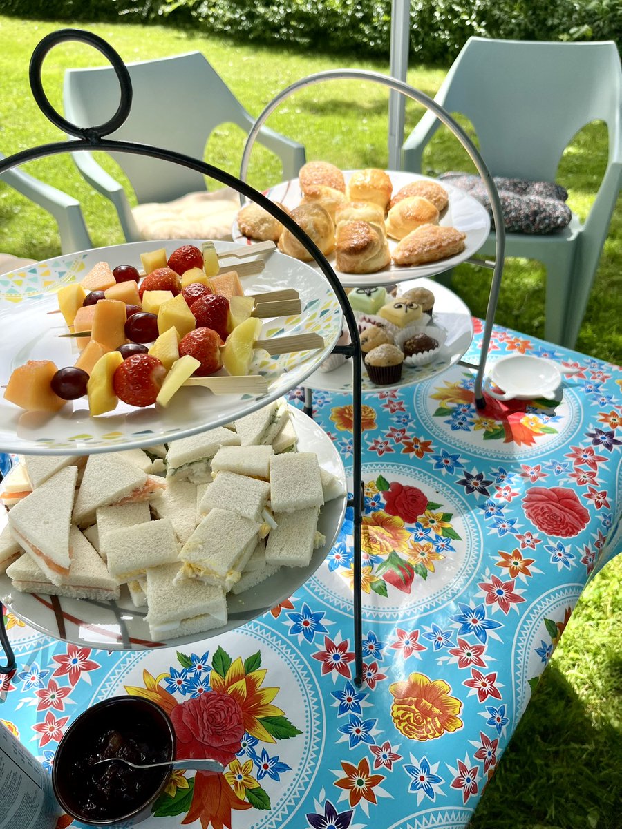 Wat een Fantastisch gezellige middag bij de Irisstraat tijdens de 2e High Tea van de Thuisbus! Een mooie mix van bekende en nieuwe gezichten. 😃👍🏼
Het flyeren in de wijk en pro-actief uitnodigen heeft veel nieuwe mensen bereikt 👊🏻 Samen is niet alleen 💚💙