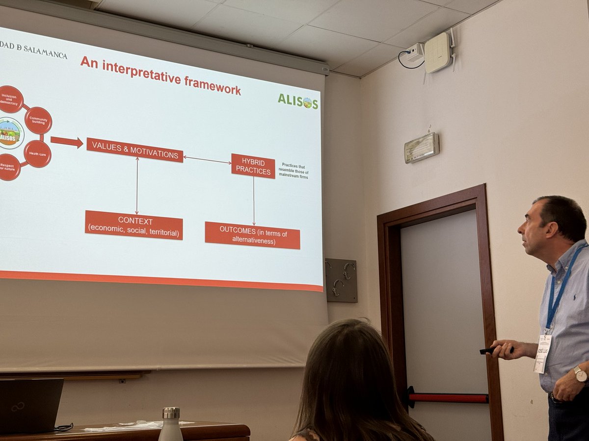 Great presentation on the resilience of food production systems and their hybridisation by <a href="/JL_SanchezH/">José Luis Sánchez</a> for #RSA24 <a href="/regstud/">Regional Studies Association</a>