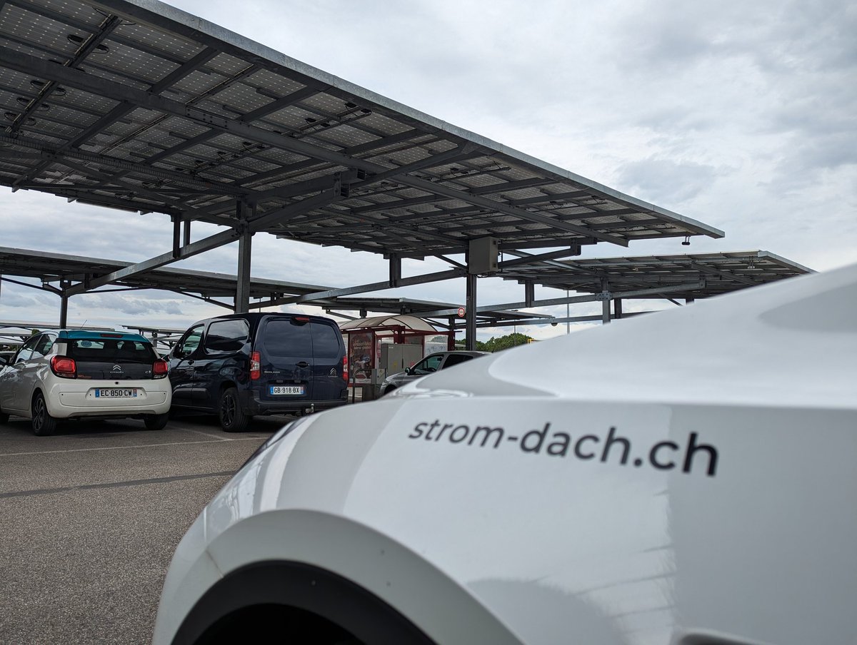 Frankreich macht vor, wie die Energiewende geht.
Solardächer über Parkplätzen bei Supermärkten sind Pflicht.