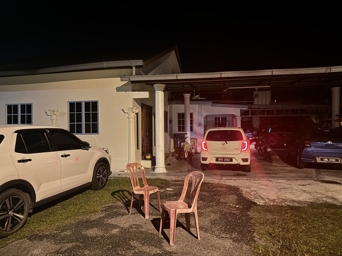 wanisazz90's tweet photo. Rumah aku dari pukul 5pm tak de elektrik…sekarang dah 10.49pm masih gelap gelita lagi. dengan nenek aku dekat dalam bilik sakit tak boleh bangun…masing2 dah tido dlm kete. @Tenaga_Nasional korang kerja ke cuti? https://t.co/szy1XluV5S