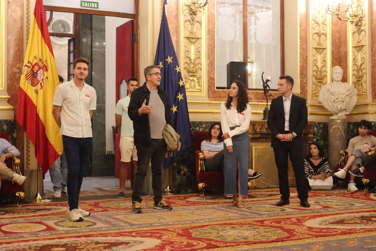 Esta tarde me he acercado a saludar a los jóvenes de la <a href="/jsccatalunya/">JSC /❤️</a>, que estaban de visita en el Congreso.

Necesitamos una juventud que luche para conseguir una España progresista. Ellos son el futuro y el presente del socialismo 🌹