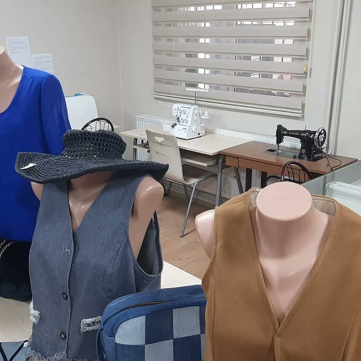 cepasoncanals's tweet photo. Erasmus+: Reunió de feina a Turquia del projecte 5Rs: Handicrafts. Les professores del CEPA han fet una exposició sobre l'artesania mallorquina i la feina feta als tallers de costura així com el nou projecte de l'eco armari. https://t.co/rdoogTa4ef