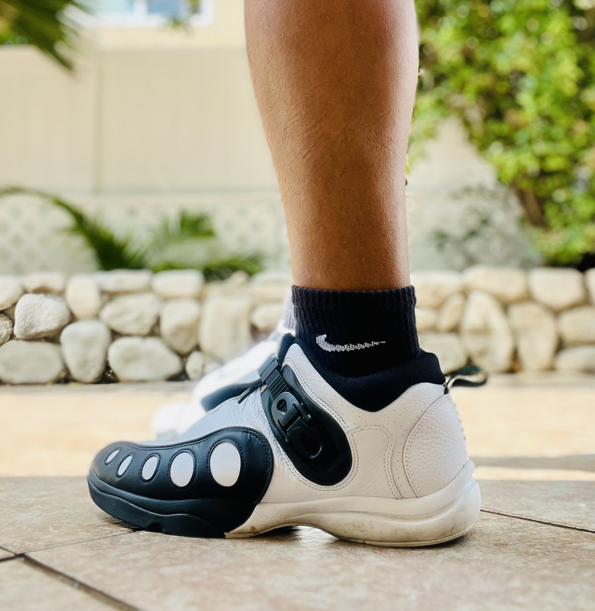 kb8thekid's tweet photo. There was a time before self tying laces, that we as kids thought this was the shit!!! Lacing up and then lock down with your skate clip on the side 🔥 @nikebasketball @Nike #goldenera #zoomgp #gpareyouwithme #zoom #clip #wdywt #kotd #LStraining https://t.co/FgCNyfR6nG