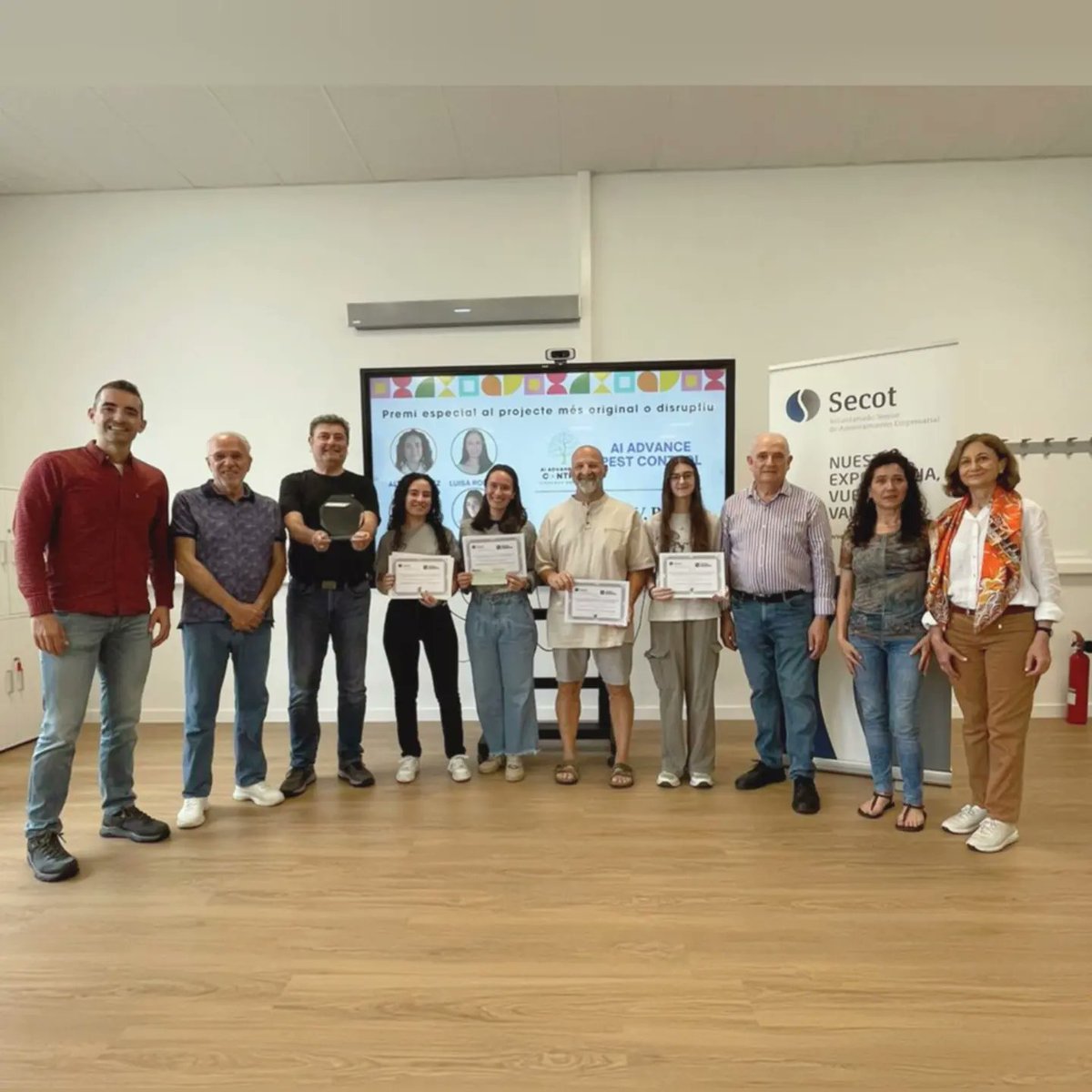 FPValencia's tweet photo. Hui s'han lliurat els diplomes als finalistes i els premis als guanyadors del nostre centre de la 8a edició dels premis #FemFutur 🚀. 

També s'ha fet entrega d'una placa reconeixement al centre per la seua participació. https://t.co/jqKu3VFYyJ