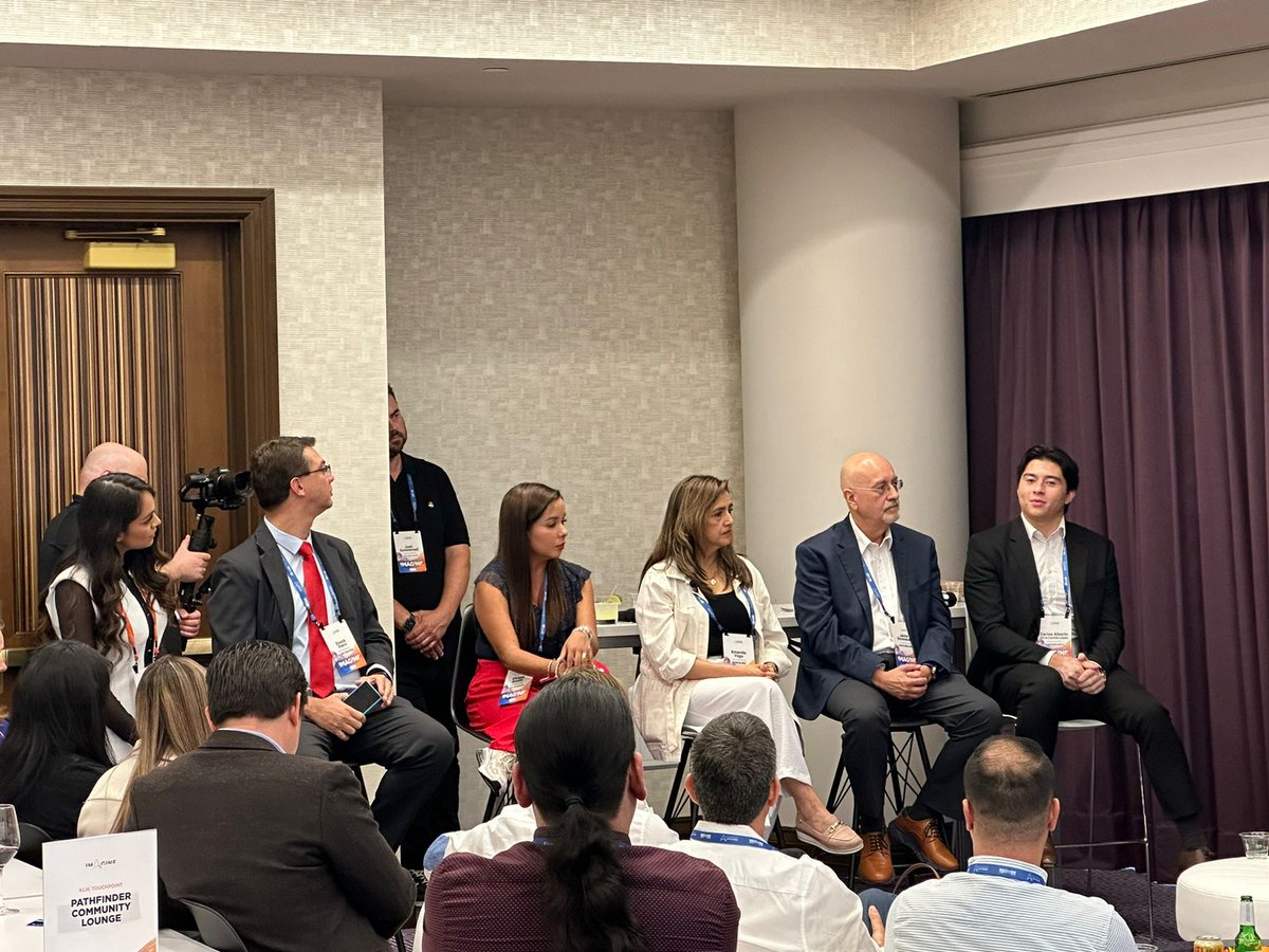 Bancoldex's tweet image. Nuestra Directora de Transformación de Procesos, Amanda Vega, participó como panelista en el evento realizado por #AutomationAnywhere en Austin, Texas, donde compartió la automatización del proceso de atención de embargos, como un caso de éxito que hace uso de la Inteligencia…