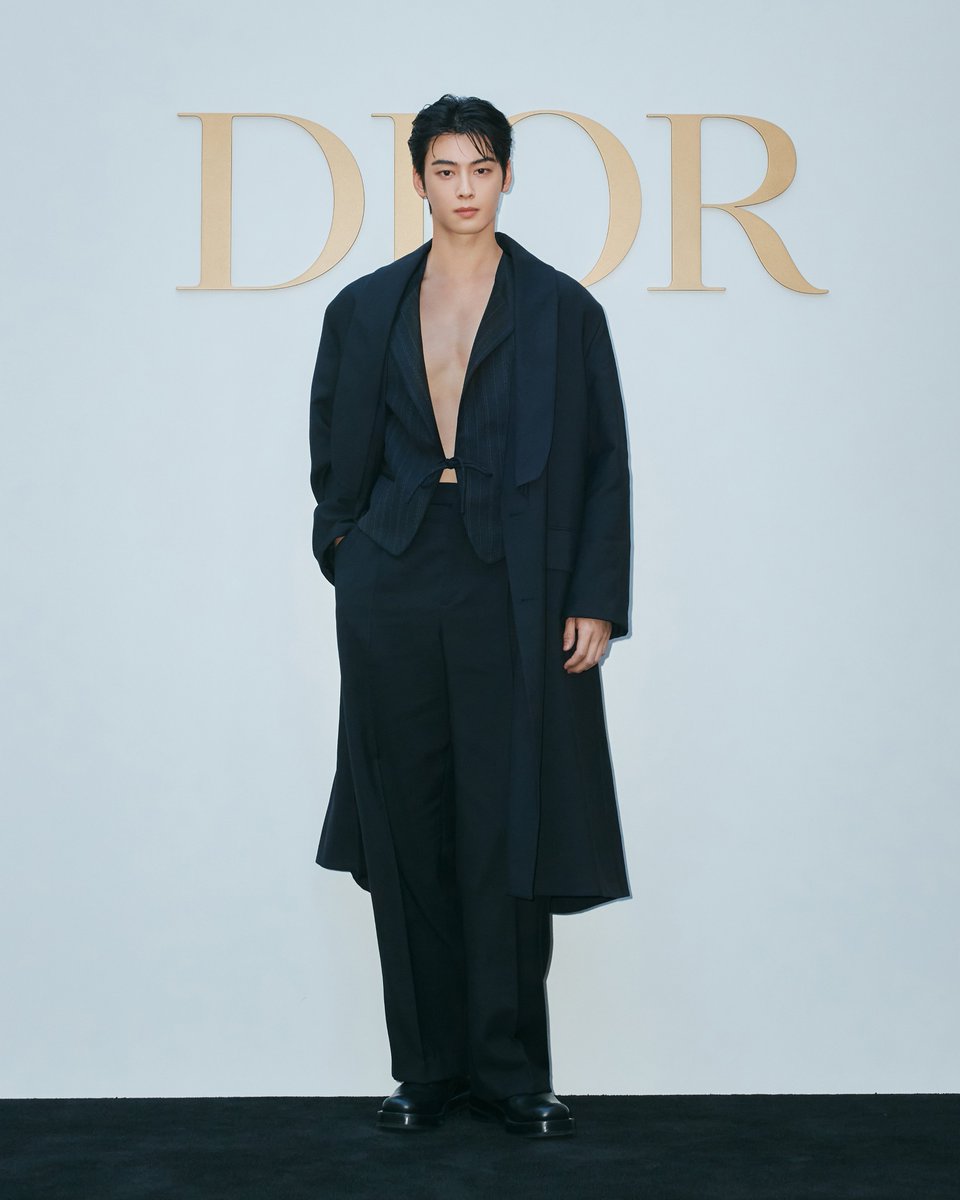 Dior's tweet photo. Relaxed suiting.
Dior Ambassador Cha Eunwoo impressed in a tailored black barathea coat with a twisted shawl collar alongside a striped waistcoat and pants from #DiorMenFall 2024 by Kim Jones for the #Dioriviera cocktail at the Dior Seongsu pop-up.
#StarsinDior https://t.co/EHNszL05OJ