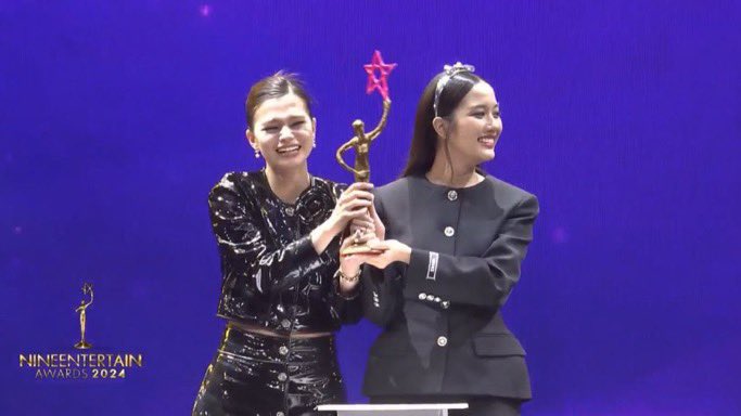 you_you13329900's tweet photo. 2023.                                                     2024

FREENBECKY AT 9ENT
#9entertainAwards2024 
#NineEntXSarochaRebecca https://t.co/EO4BYtfIZu