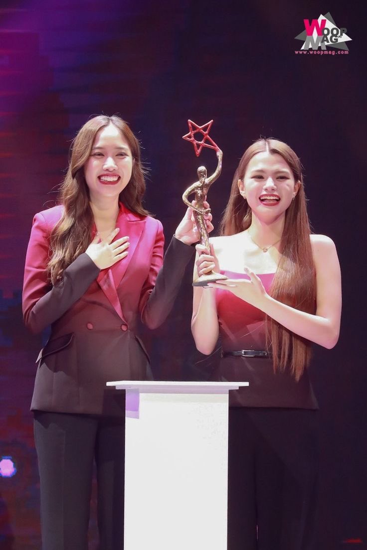 you_you13329900's tweet photo. 2023.                                                     2024

FREENBECKY AT 9ENT
#9entertainAwards2024 
#NineEntXSarochaRebecca https://t.co/EO4BYtfIZu