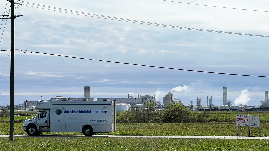 livablefuture's tweet photo. "Sometimes levels were a thousand times higher — measured in parts per billion rather than per trillion. And, notes @keeve_nachman , another of the Johns Hopkins researchers, ethylene oxide is only one of the pollutants emitted in the area." https://t.co/c84Yyi7d3X #CLFExpert https://t.co/2toaCuPC9q