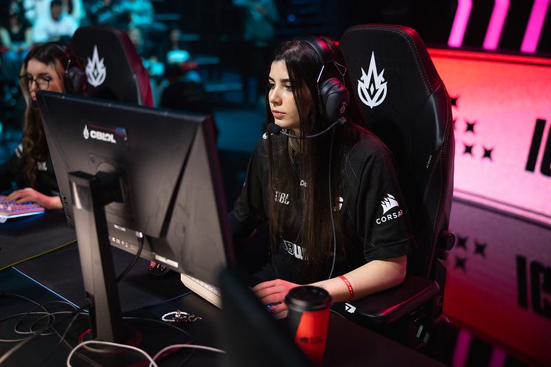 Em comum acordo e ainda sob contrato com a paiN Gaming, gostaria de informar que estou aberta a ouvir propostas de outras organizações para Ignis Cup e também para o academy! 
Atual bicampeã consecutiva da Ignis e possuo experiência internacional com o Girl Gamer Bahrein.
rt = 🤍