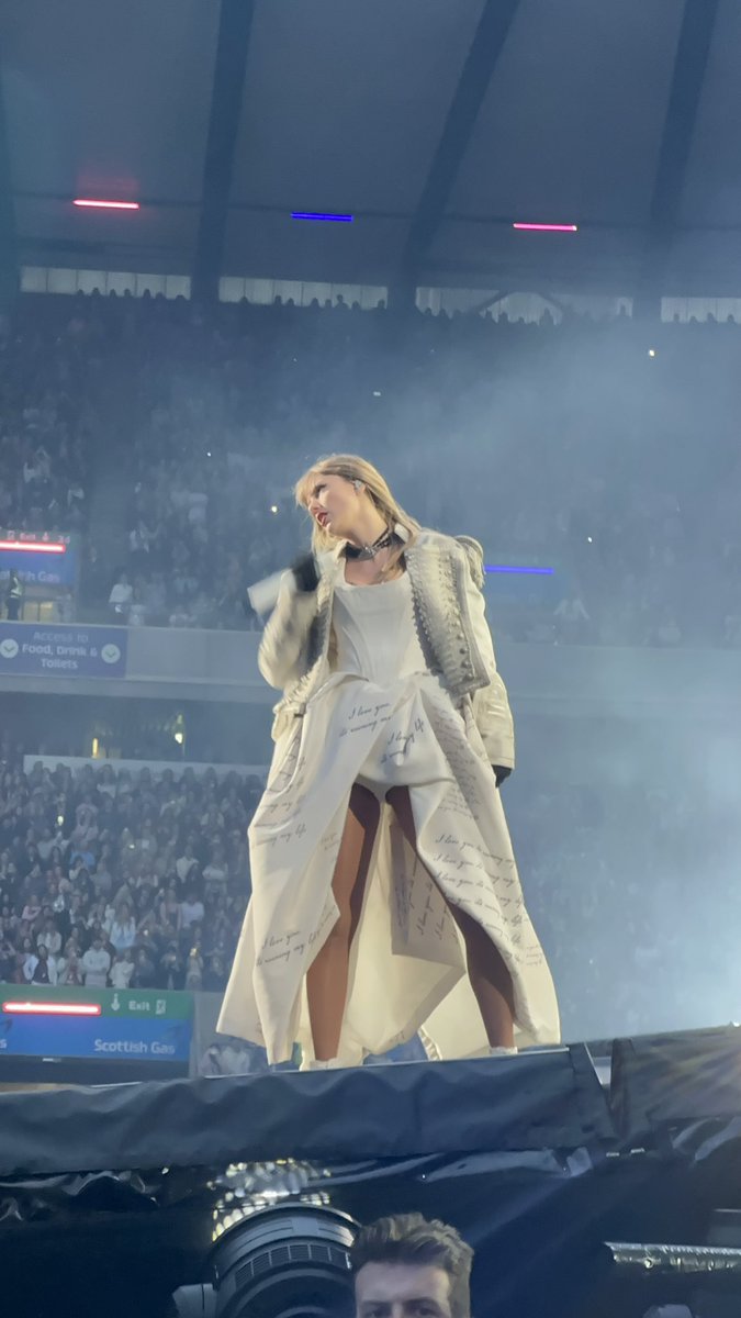 yayoben's tweet photo. still cannot believe I witnessed this on Sunday! @taylorswift13 @taylornation13 https://t.co/OTlZ3H2HC8
