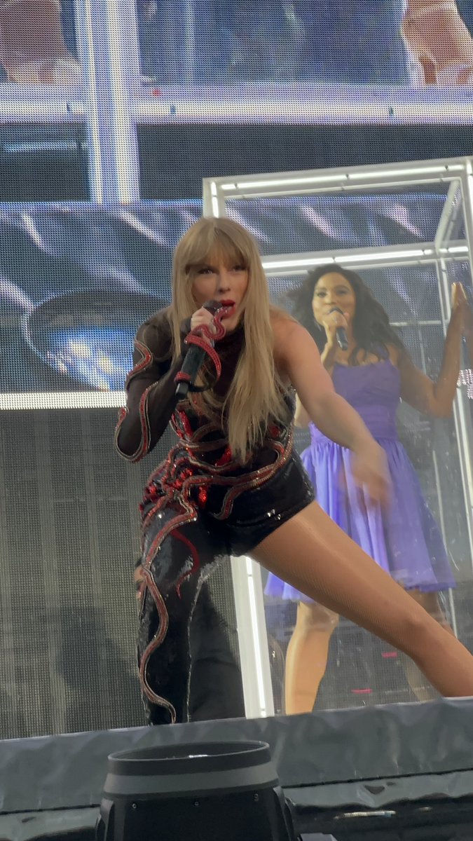 yayoben's tweet photo. still cannot believe I witnessed this on Sunday! @taylorswift13 @taylornation13 https://t.co/OTlZ3H2HC8