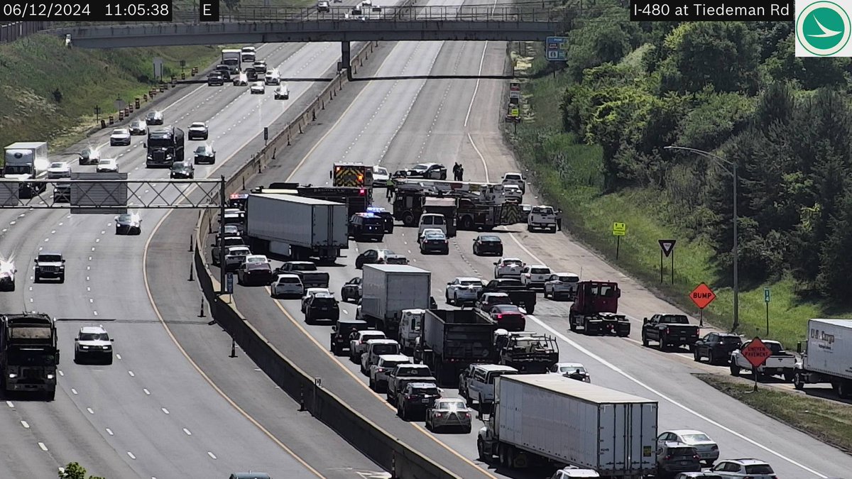 TotalTrafficCLE's tweet photo. Crash closes 480 EB just past Tiedeman. #CLETraffic https://t.co/rOfAFePvNF
