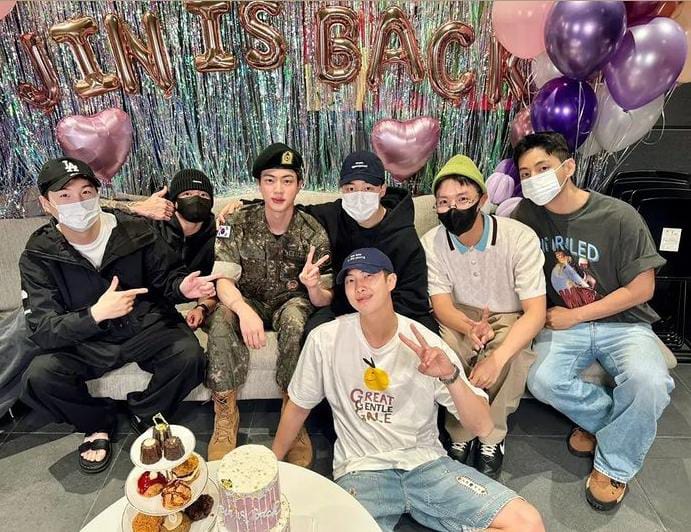 Joha_BH7's tweet photo. HAPPY ANNIVERSARY BTS 💜🥳
#BTS11thAnniversary #BangtanTurns11
#11YearsWithBTS #11YearsOfAPOBANGPO
#ElevenYearsAndCounting #SeeYouNextYear https://t.co/yPpUoC6Jh5