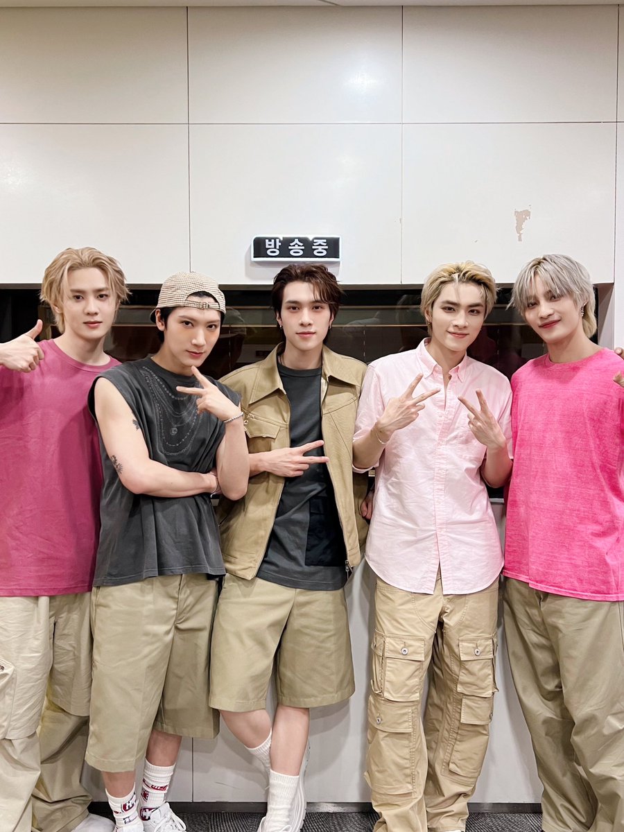 WayV_official's tweet photo. 🌌✨여러분 굿밤되세요~ Good night everyone! 🌃📻

#김이나의별이빛나는밤에 #별밤 
#WayV #威神V #GiveMeThat 
#WayV_GiveMeThat https://t.co/iCr85hlPIf