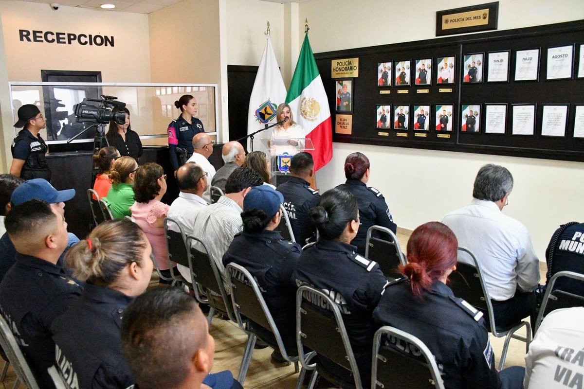 Esta mañana llevamos a cabo la ceremonia de reconocimiento para la y el policía del mes. Felicitamos a María Eugenia Rodríguez Lozano y Pedro Jesús Beltrán Hernández, por su destacado desempeño y su ejemplar servicio.👮‍♀️👮‍♂️🏅
Este evento es una oportunidad para honrar el esfuerzo..
