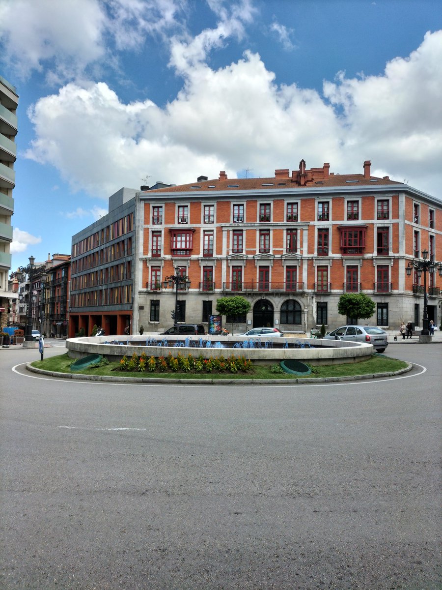 Balvarez1983's tweet photo. @aytoviedo no hay derecho a tener la fuente de la plaza San Miguel asi https://t.co/VH3UxuFwHh