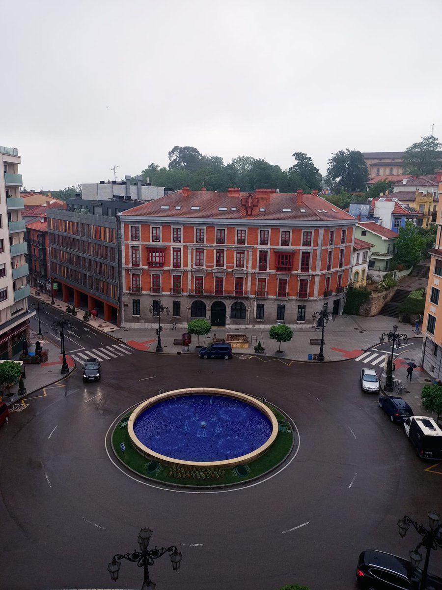 Balvarez1983's tweet photo. @aytoviedo así luce la fuente de la plaza San Miguel https://t.co/LGKxVvv6wZ