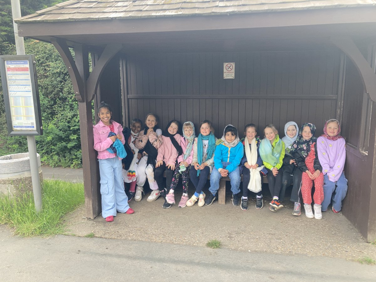 PipersPrep's tweet image. Yesterday Year 3 had a fascinating trip. They walked down Boss Lane, waited for the bus and after a bumpy ride reached Wycombe Mosque. Thanks to the Imam, they learnt a lot about Muslims and prayer, and had a tour of the highly decorated building. #PipersRS #PipersCommunity