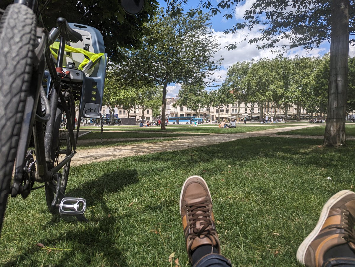 Cet espace calme, respirant et reposant, idéal pour la pause déjeuner, a été un grand parking bétonné pour voitures il y a un peu plus de 10 ans.