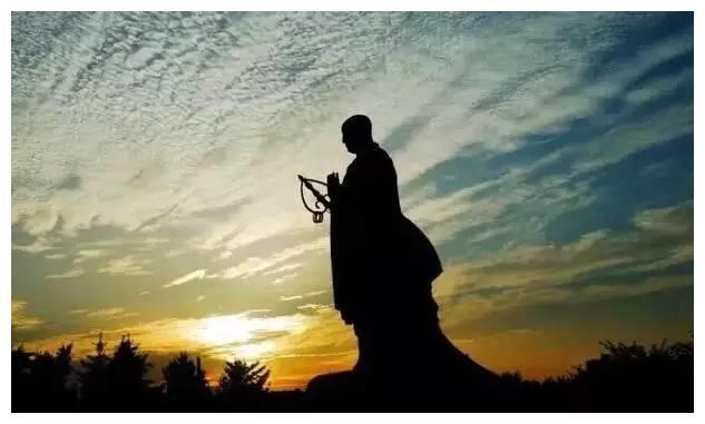 BTC___8888's tweet photo. 观察一下身边真正的有钱人，他们有一个共同点：明明知道这人不行，但是他不指点、不好为人师 ，即便是他的认知经验都超过了对方，也不提建议。我问为什么：能说服一个人的从来不是道理，而是南墙。能点醒一个人的从来不是说教，而是磨难。 https://t.co/LNxTjskyLk