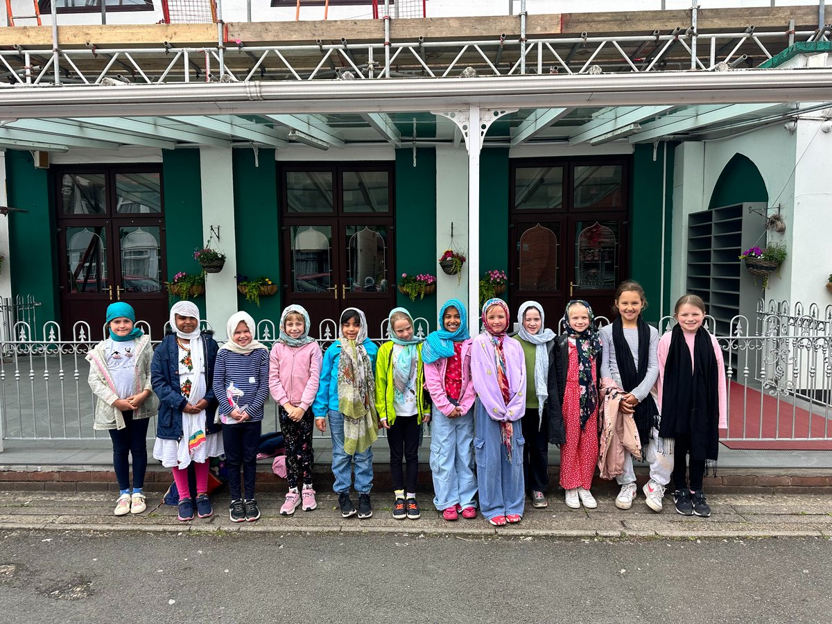 PipersPrep's tweet image. Yesterday Year 3 had a fascinating trip. They walked down Boss Lane, waited for the bus and after a bumpy ride reached Wycombe Mosque. Thanks to the Imam, they learnt a lot about Muslims and prayer, and had a tour of the highly decorated building. #PipersRS #PipersCommunity
