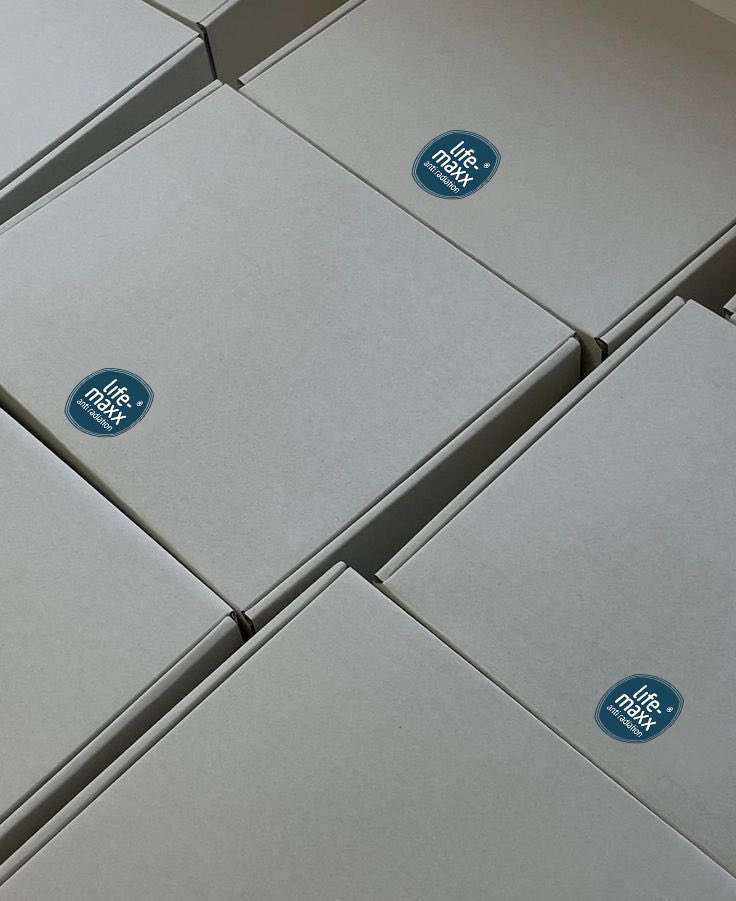 Life_Maxx_'s tweet photo. 🌟 Vaderdag staat voor de deur! Geef je vader het geschenk van bescherming tegen EMF-straling met Life-Maxx! Ontvang nu 10% korting op de geselecteerde items en gebruik de code "VADERDAG10" bij het afrekenen. Bescherming en gezondheid, dat is pas echt vaderdag cadeau! #EMF https://t.co/zfIMmidZMA